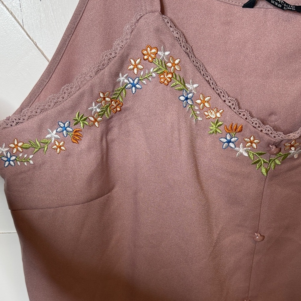 BloomChic Floral Embroidered Mauve Button Front Cami - Picture 3 of 7
